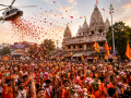 बरेली में सावन के तीसरे सोमवार पर कांवड़ियों और श्रद्धालुओं पर हेलिकॉप्टर से फूल बरसाते प्रशासनिक अधिकारी।
