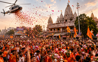 बरेली में सावन के तीसरे सोमवार पर कांवड़ियों और श्रद्धालुओं पर हेलिकॉप्टर से फूल बरसाते प्रशासनिक अधिकारी।