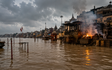 वाराणसी में गंगा का जलस्तर बढ़ने से मणिकर्णिका और अन्य घाटों में आई बाढ़ का दृश्य।