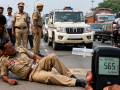 कन्नौज में ड्यूटी के दौरान सड़क पर लेटे PRD जवान और वायरल वीडियो से जुड़े मामले का प्रतीकात्मक दृश्य।