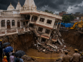 प्रयागराज के जॉर्ज टाउन में बारिश के बीच गहरे निर्माण गड्ढे में गिरा स्वामीनारायण मंदिर का तीन मंजिला हिस्सा।
