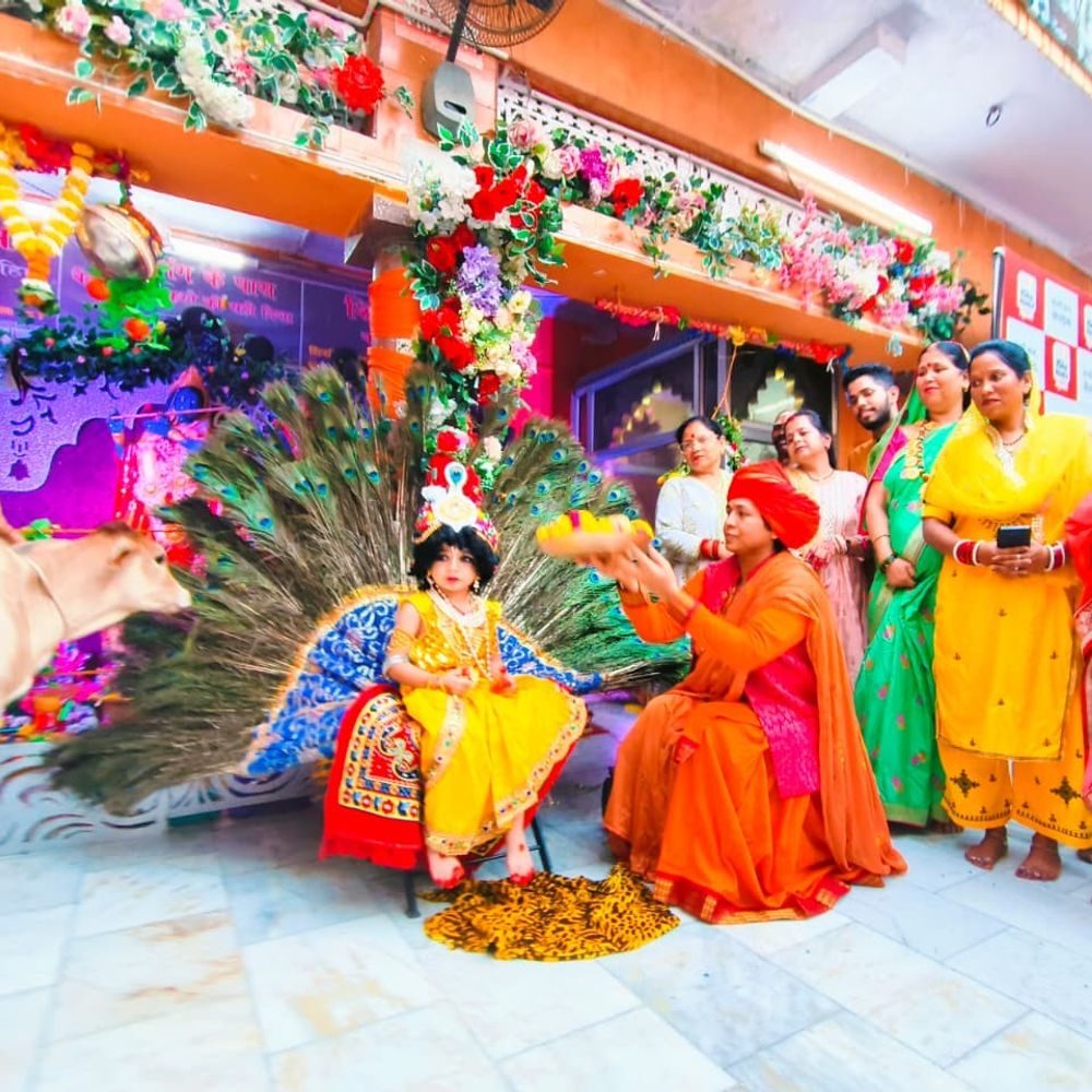 मनकामेश्वर मंदिर में महंत दिव्यागिरी के 18 साल पूरे:गद्दी दिवस और लड्डू गोपाल की छठी धूमधाम से मनाई गई, दही हांडी भी फोड़ी