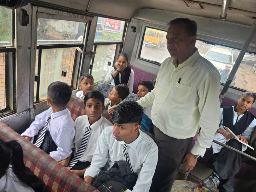 स्कूल बसों पर परिवहन विभाग का शिकंजा38 वाहनों की जांच में 8 की फिटनेस निरस्त, 11 स्कूल वाहन थाना बरही में खड़े कराए