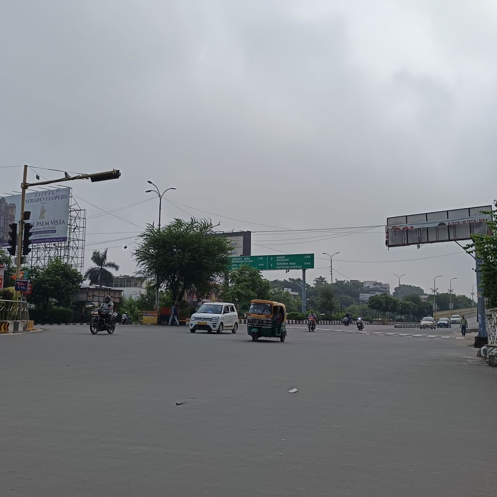 लखनऊ में सुबह से बादलों की गरज चमक:दिन में होगी बरसात, मौसम विभाग ने जारी किया ऑरेंज अलर्ट