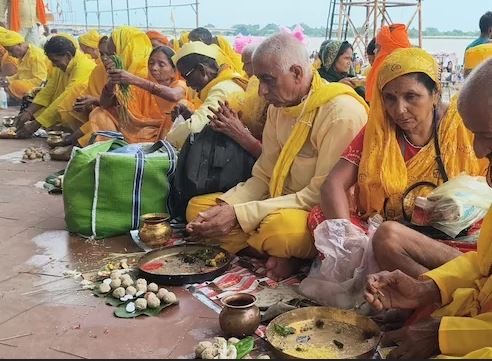 पितृ पक्ष में राशि के अनुसार इस रंग के वस्तुओं का करें दान, सूर्य देव के जरिए पितरों तक पहुंचेगा तर्पण, ज्योतिषाचार्य नें बताया