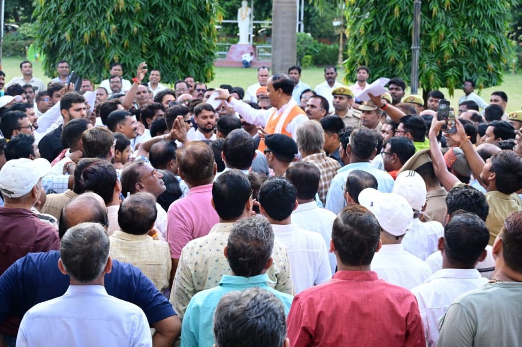 प्रयागराज में केशव मौर्य ने सुनी जनका समस्‍या, अधिकारियों को दिये कार्यवाही के निर्देश