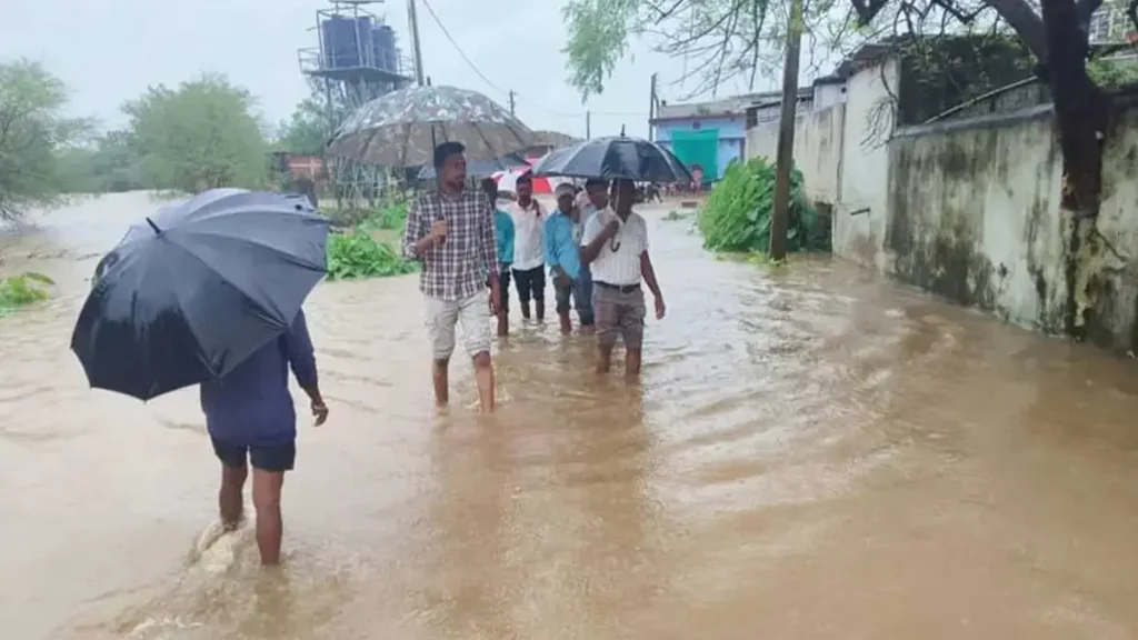 कुरूद में बाढ़ का कहर : नारी गांव से 40 लोगों का रेस्क्यू, कई मार्ग बंद, खेतों में जलभराव से फसल पर संकट