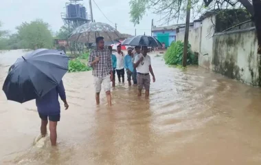 कुरूद में बाढ़ का कहर : नारी गांव से 40 लोगों का रेस्क्यू, कई मार्ग बंद, खेतों में जलभराव से फसल पर संकट