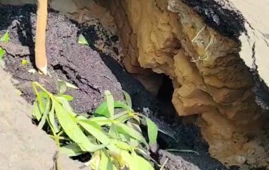 VIDEO: कुर्सी रोड मामा चौराहे के बीच सड़क धंसने से गड्ढा हो गया