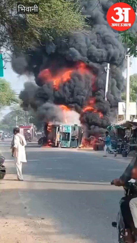 भिवानी में राजगढ़ रोड पर खड़े ट्रक में लगी भीषण आग