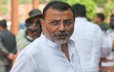 भाजपा सांसद निशिकांत दुबे ने पूर्व वित्त सचिव सुभाष गर्ग पर किया मानहानि का केस