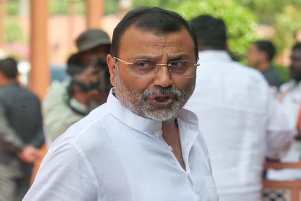 भाजपा सांसद निशिकांत दुबे ने पूर्व वित्त सचिव सुभाष गर्ग पर किया मानहानि का केस
