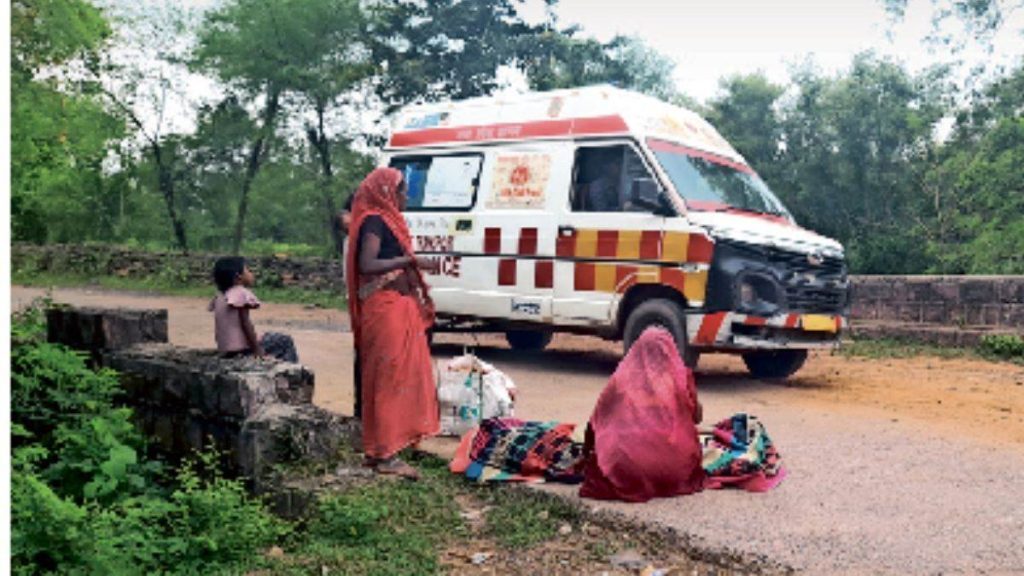कच्ची सड़क, सिस्टम लाचार… 1.5 किमी पैदल चलने के बाद महिला ने सड़क पर दिया बच्चे को जन्म, दमोह के खड़ेरा की घटना