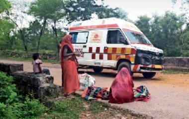 कच्ची सड़क, सिस्टम लाचार… 1.5 किमी पैदल चलने के बाद महिला ने सड़क पर दिया बच्चे को जन्म, दमोह के खड़ेरा की घटना