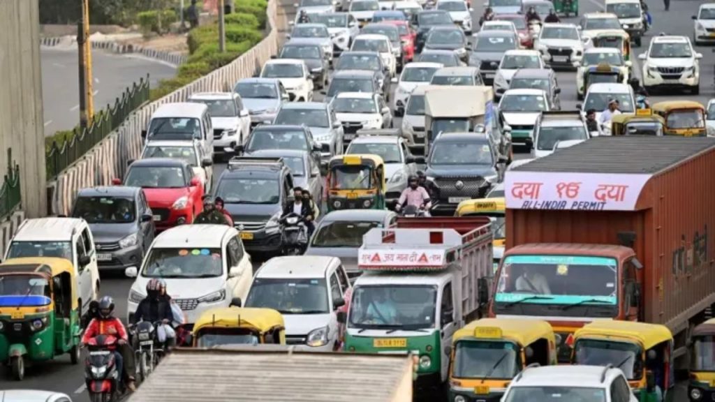 दिल्ली वालों सावधान! आज रात 22 जगहों पर ट्रैफिक डायवर्जन, 7:45 बजे से बदलेगा रूट
