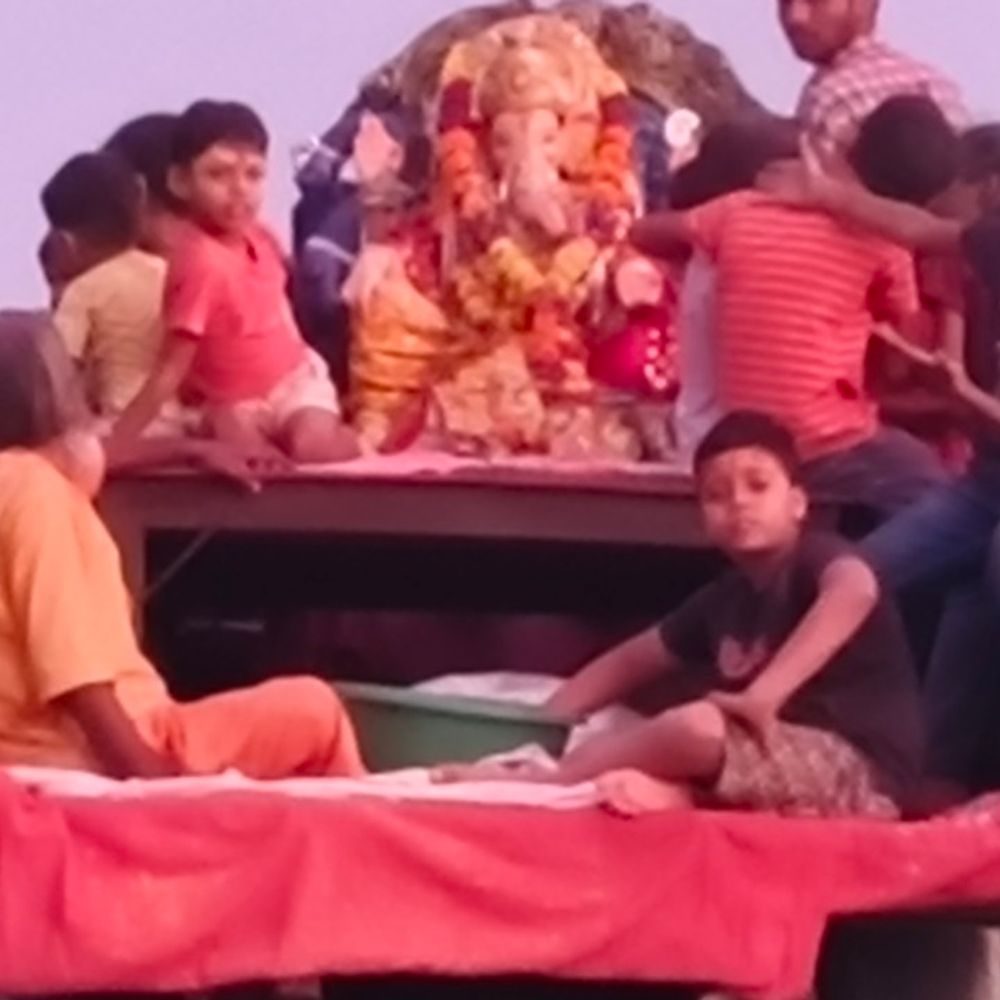 लखना और बकेवर में गणपति प्रतिमाओं का विसर्जन हुआ:भोगनीपुर नहर झाल पुल पर गाजे-बाजे के साथ, भक्तों ने उड़ाया अबीर-गुलाल