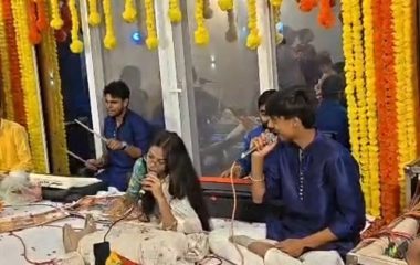 विधायक आवास पर गूंजे राधा-कृष्ण के भजन:सदर विधायक डॉ. शलभ मणि त्रिपाठी ने कराया कार्यक्रम, भक्त भक्ति में झूमे