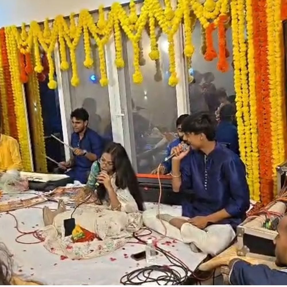 विधायक आवास पर गूंजे राधा-कृष्ण के भजन:सदर विधायक डॉ. शलभ मणि त्रिपाठी ने कराया कार्यक्रम, भक्त भक्ति में झूमे