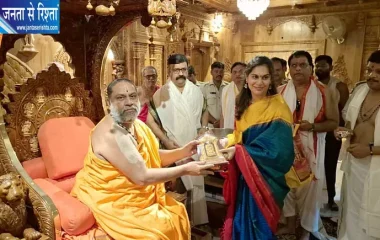 राम चरण की पत्नी उपासना कोनिडेला ने मंत्रालय राघवेंद्र स्वामी मठ में की विशेष पूजा