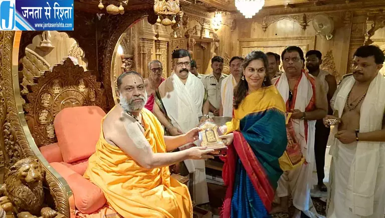 राम चरण की पत्नी उपासना कोनिडेला ने मंत्रालय राघवेंद्र स्वामी मठ में की विशेष पूजा