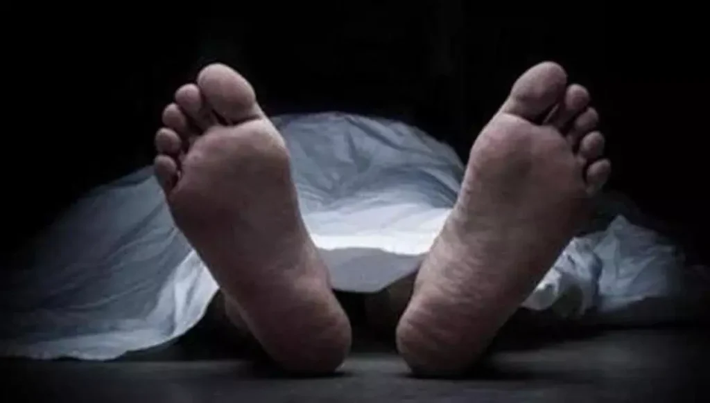 पारिवारिक विवाद के बाद पत्नी की कथित हत्या, पति ने घर के सामने फांसी लगाकर दी जान