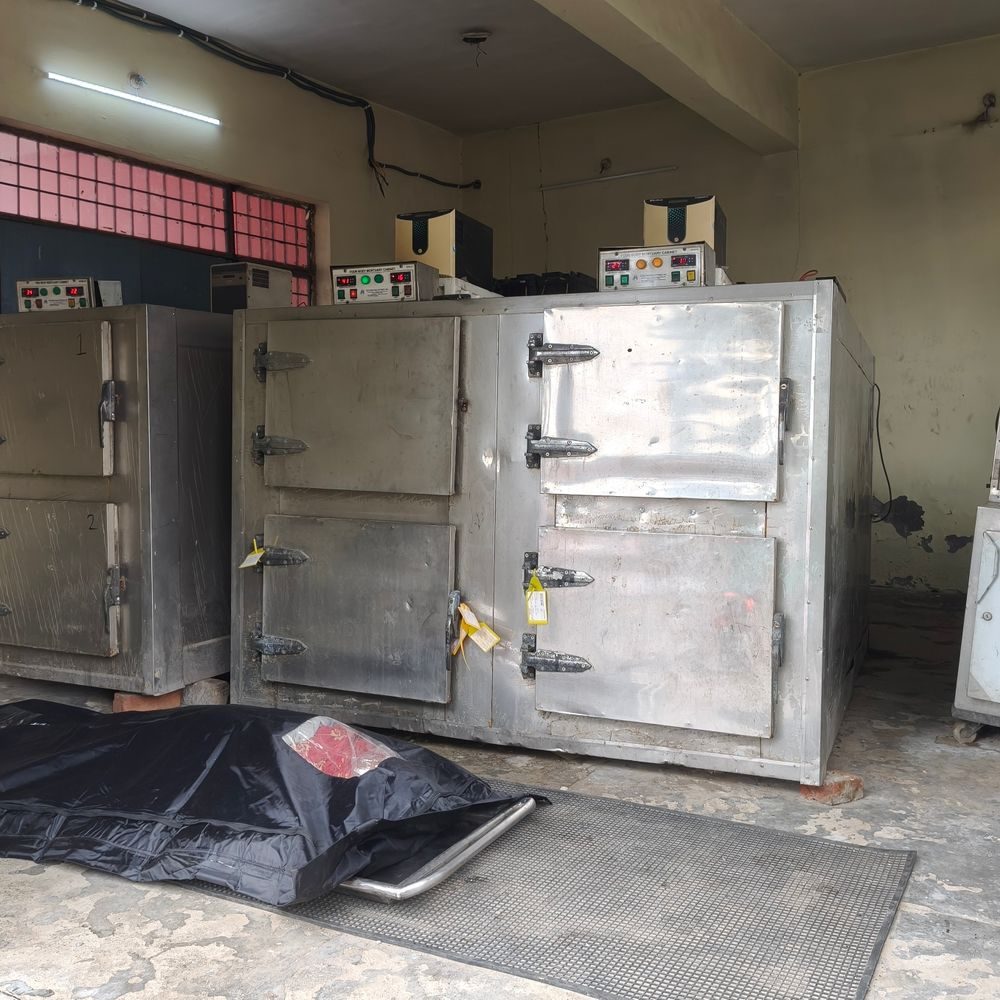 शामली की प्लास्टिक फैक्टरी में मिला ऑपरेटर का शव:शामली में प्लास्टिक फैक्टरी के कमरे में पंखे से लटका मिला शव