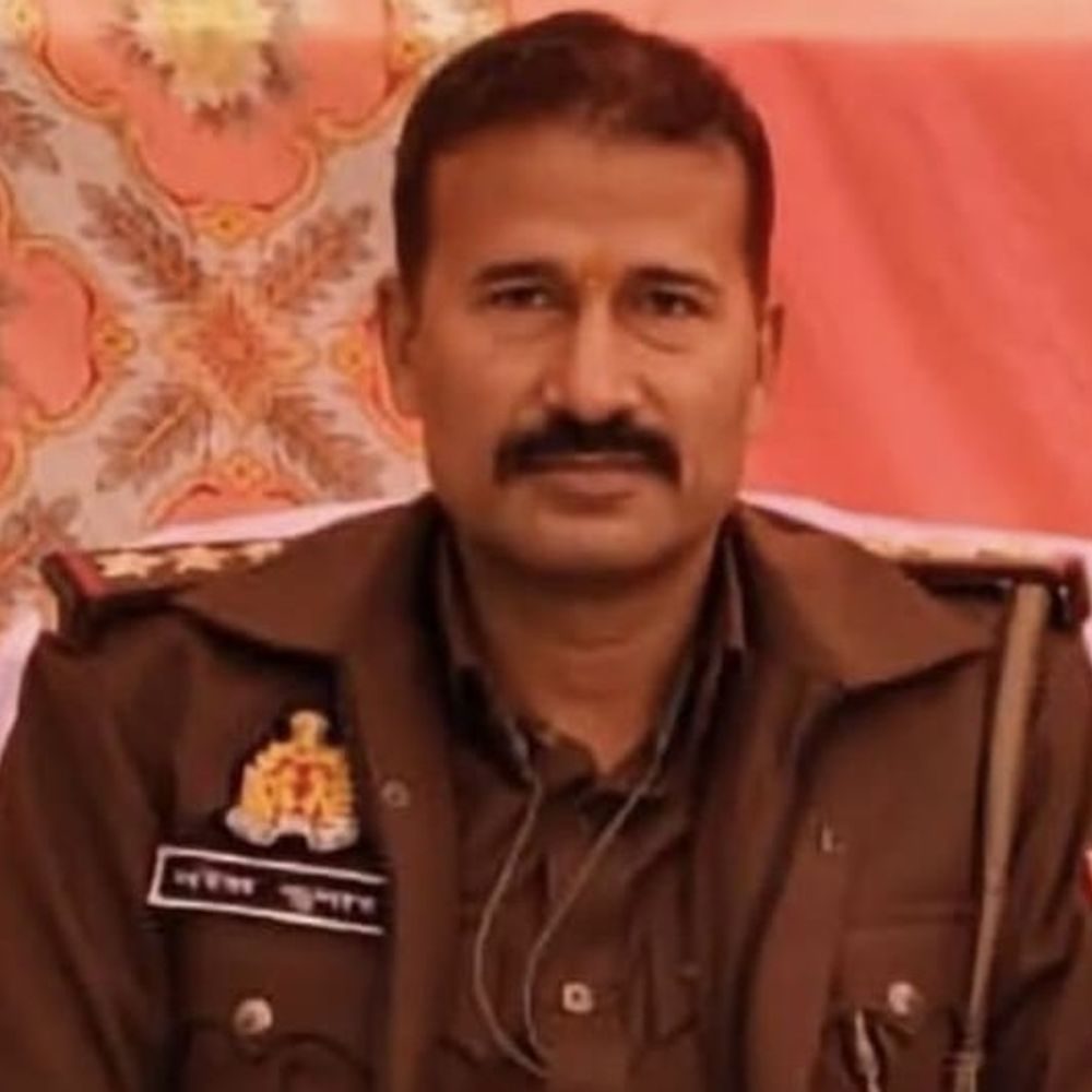 DCM चालक ने सिपाही को कुचलने की कोशिश की:बदायूं में इंस्पेक्टर पर मामला दबाने का आरोप, अफसरों को भनक लगी तो एफआईआर हुई
