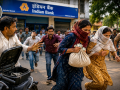 महोबा में बैंक के बाहर किसान से रुपये भरा बैग लेकर भागती महिलाओं और उन्हें पकड़ते लोगों का प्रतीकात्मक दृश्य