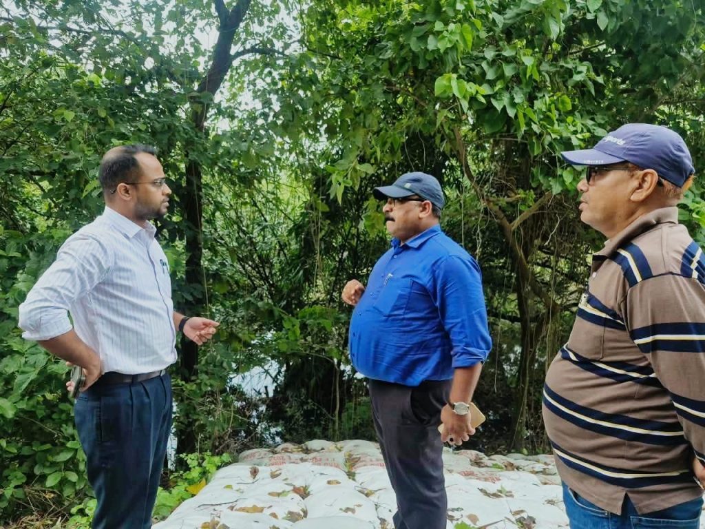 गंडक नदी में संभावित जल वृद्धि को ले डीएम द्वारा संवेदनशील तटबंधों का निरीक्षण