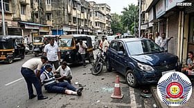 मुंबई के खार में तेज रफ्तार कार ने महिला, पुलिसकर्मी और अन्य लोगों को मारी टक्कर, चालक गिरफ्तार
