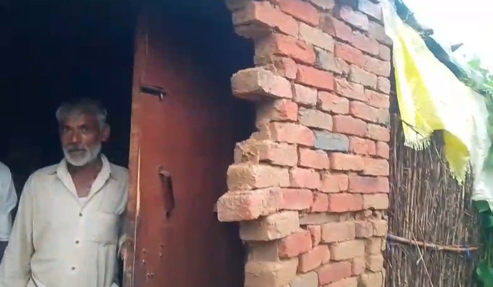 भारी बारिश ने छीनी गरीब परिवार की छत, मकान गिरने से मचा हड़कंप