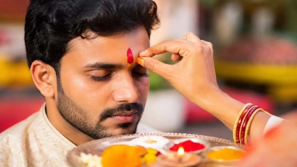 Tilak Ke Niyam : तिलक लगाने के लिए कौन सी उंगली है शुभ? जानिए सही नियम और धार्मिक महत्व