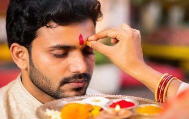 Tilak Ke Niyam : तिलक लगाने के लिए कौन सी उंगली है शुभ? जानिए सही नियम और धार्मिक महत्व