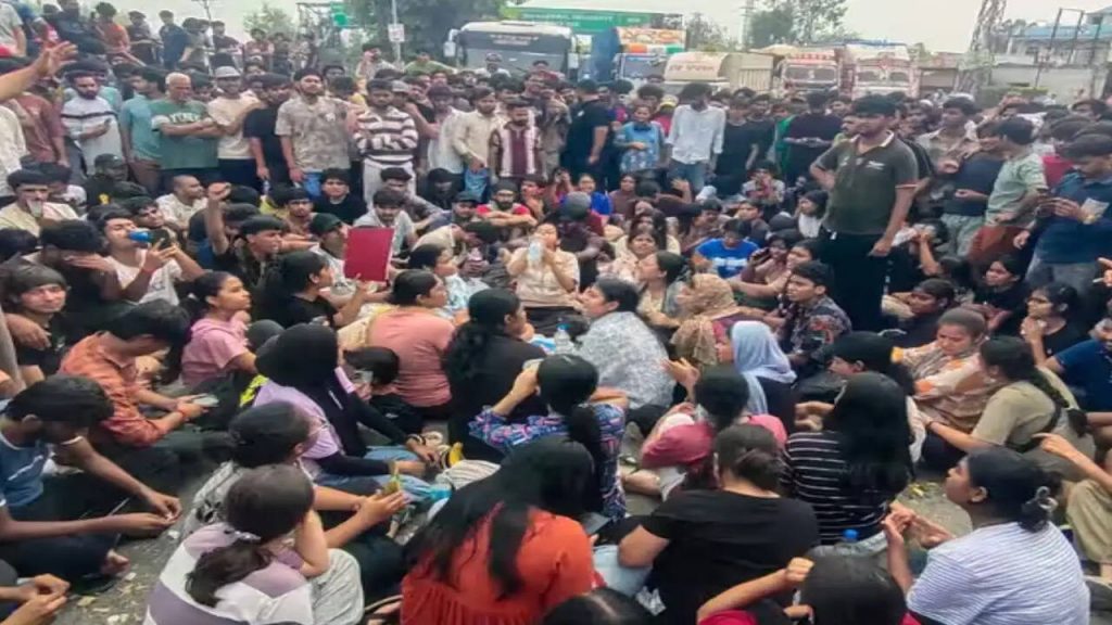 LPU ने मिड-टर्म परीक्षाएं स्थगित की, छात्रों को 10 दिन के लिए घर जाने की सलाह
