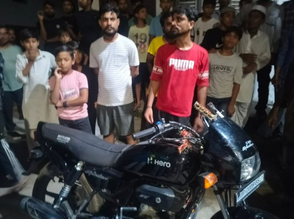 बिजनौर में युवक पर सरेराह फायरिंग, बाइक, लोडेड तमंचा और चाकू छोड़कर भागे बदमाश