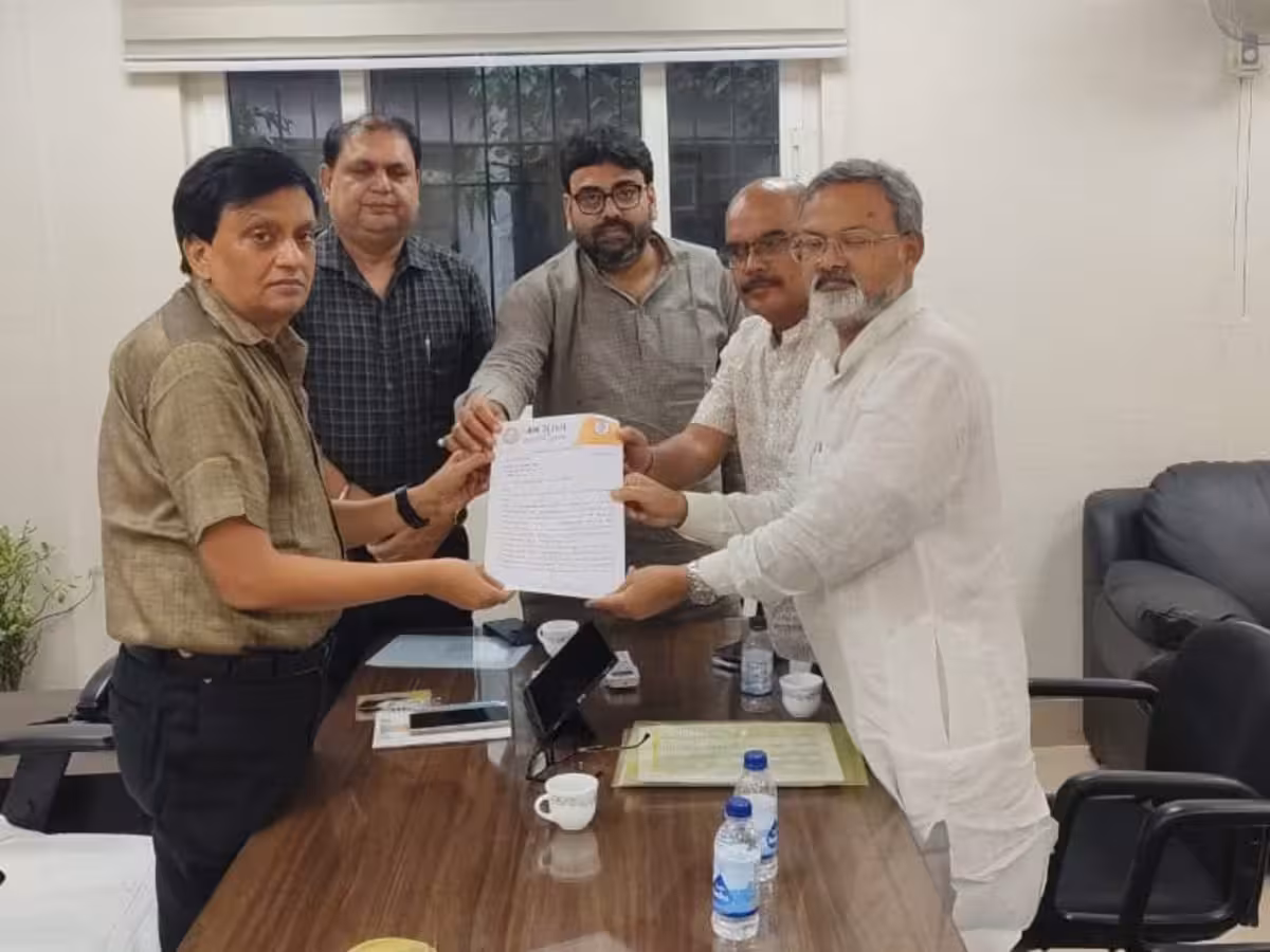 बिहार MLC चुनाव की वोटर लिस्ट में डुप्लीकेट मतदाता का आरोप, प्रशांत किशोर की जन सुराज पार्टी पहुंची चुनाव आयोग