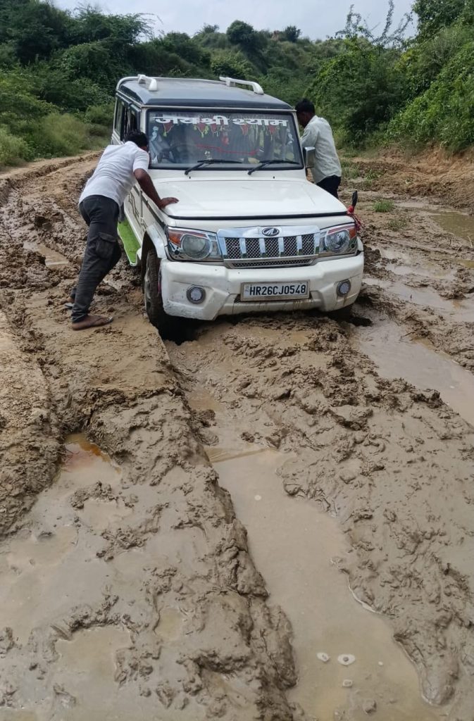 Agra News: दलदल में डेढ़ घंटे फंसा वाहन, आफत में मरीज की जान