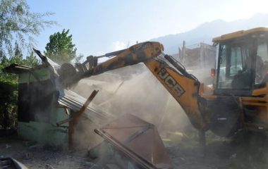 Kullu News: भुंतर में चला प्रशासन का पीला पंजा, सरकारी भूमि से हटाया अतिक्रमण