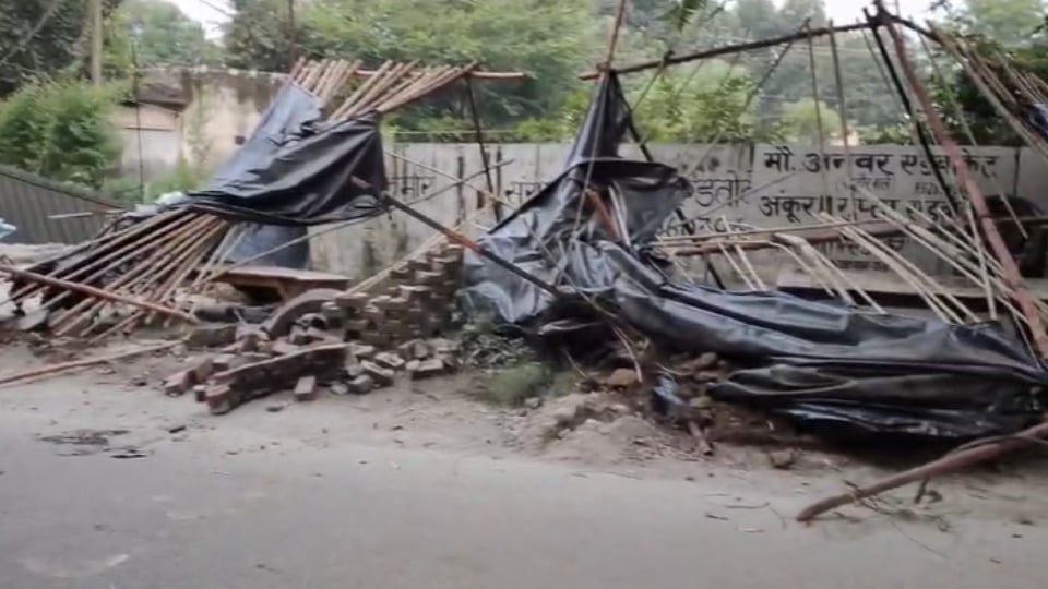 बिजनौर: रात में चला बुलडोजर, सिंचाई विभाग की जमीन से अधिवक्ताओं के चैंबर हटाए; कार्रवाई से असंतोष