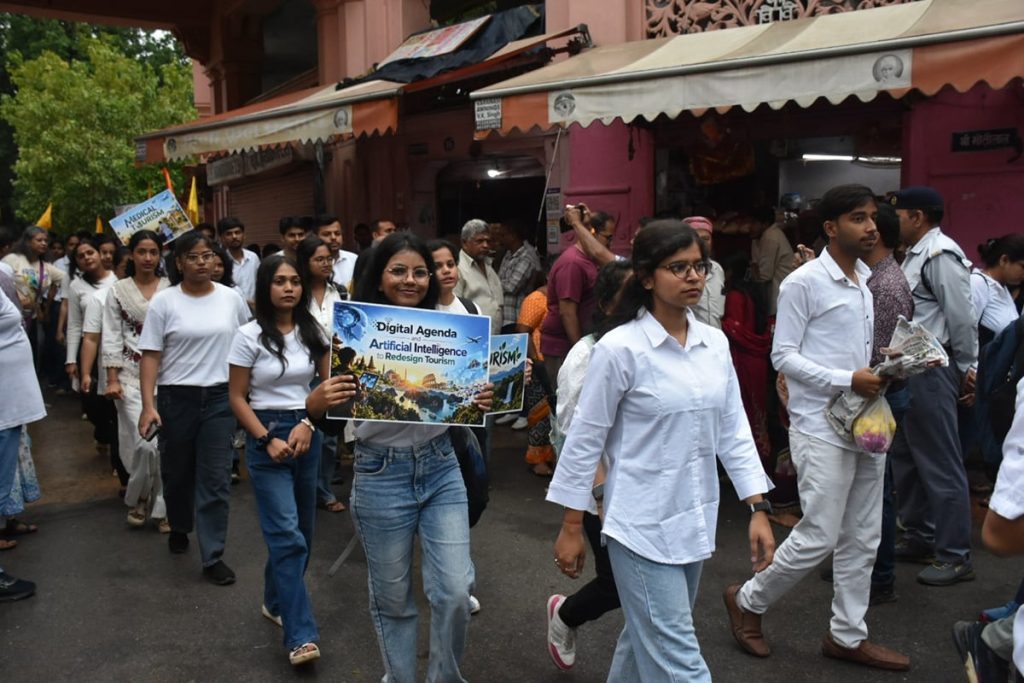 Varanasi News: छात्राओं ने हेरिटेज वॉक से जाना काशी का इतिहास और रानी लक्ष्मीबाई का शौर्य