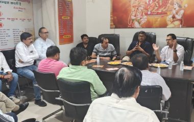 Aligarh News: त्योहारों पर शहर को चमकाने में जुटा नगर निगम