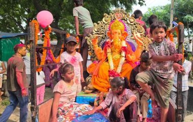 Azamgarh News: रथ पर सवार हुए गणपति तो छलक पड़े आंसू