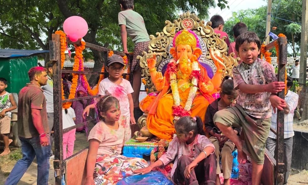 Azamgarh News: रथ पर सवार हुए गणपति तो छलक पड़े आंसू