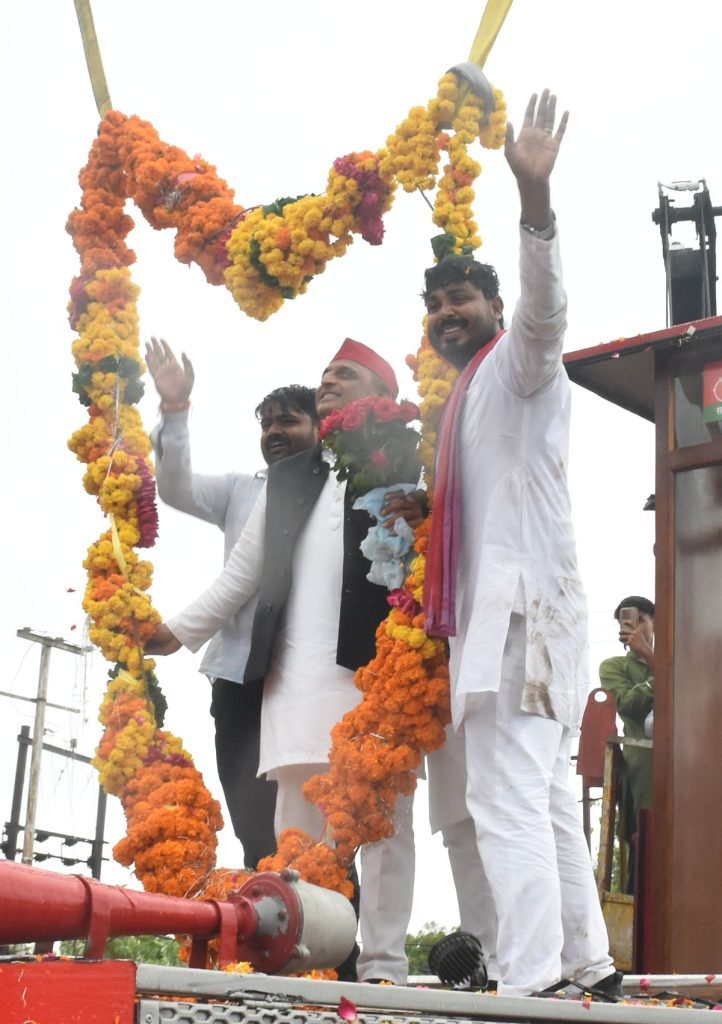 एक तरफ पीड़ित, दूसरी तरफ प्रताड़ना देने वाले : अखिलेश यादव