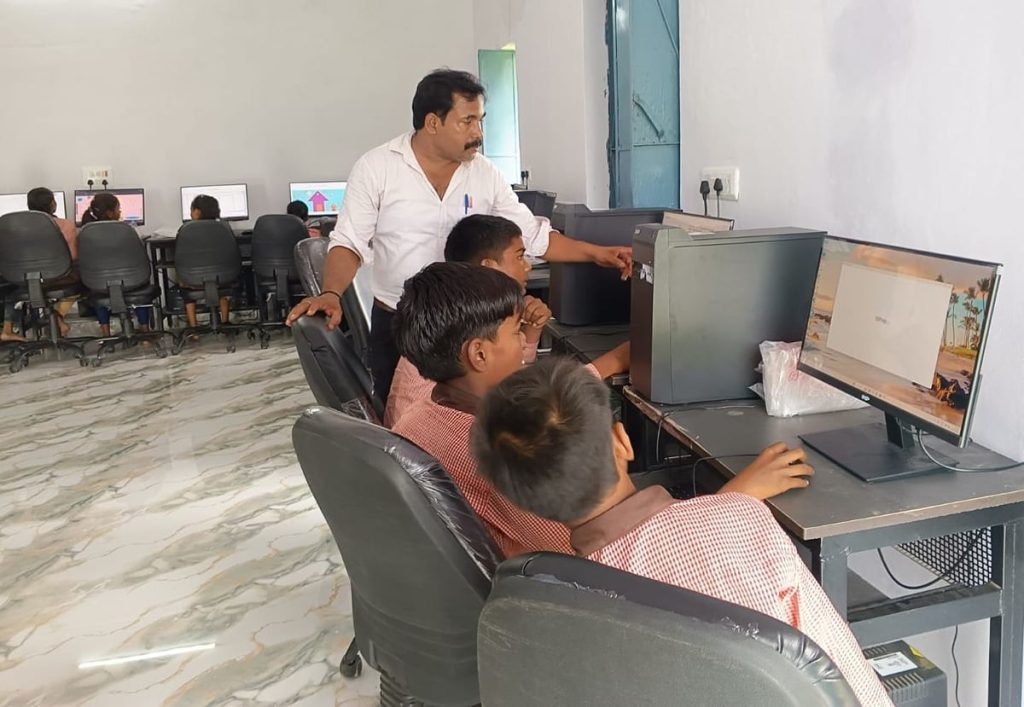Unnao News: बच्चों में पढ़ने, खोजने और सीखने की रुचि बढ़ा रही डिजिटल लाइब्रेरी