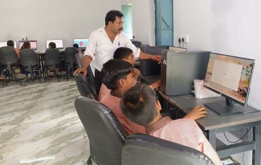 Unnao News: बच्चों में पढ़ने, खोजने और सीखने की रुचि बढ़ा रही डिजिटल लाइब्रेरी