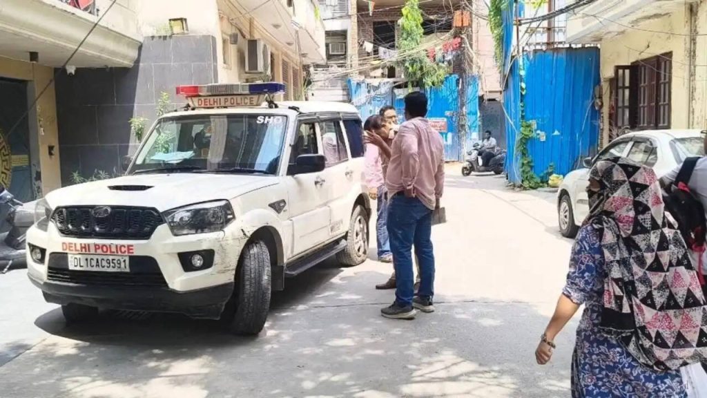 दिल्ली में दिनदहाड़े 30 लाख की लूट: स्कूटी सवार बदमाशों ने किया हमला