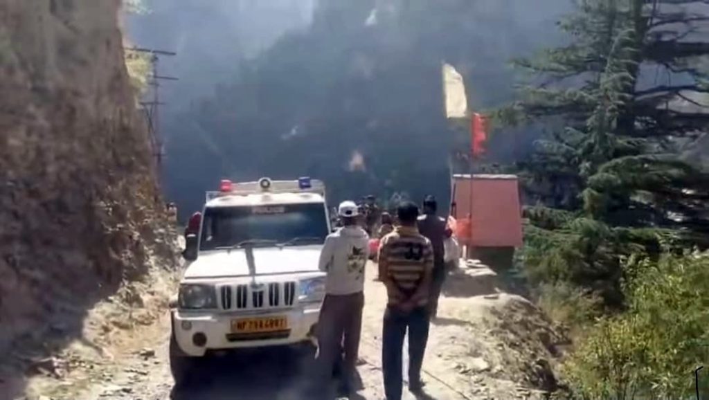 Kullu News: पांगी के लिए बिछाई जा रही बिजली लाइन का काम रोका