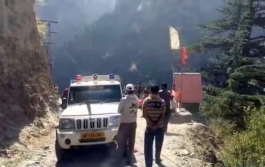 Kullu News: पांगी के लिए बिछाई जा रही बिजली लाइन का काम रोका