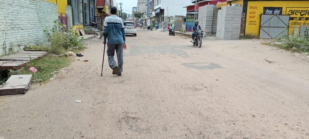 Mahendragarh-Narnaul News: 57 लाख की सड़क बदहाल रोड पर दो-दो फीट के गड्ढे